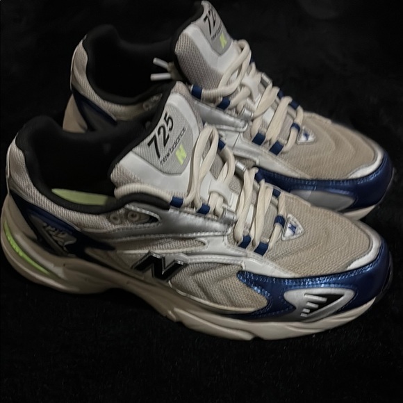 New Balance 725 Sneakers in Silver and Blue - Picture 5 of 9